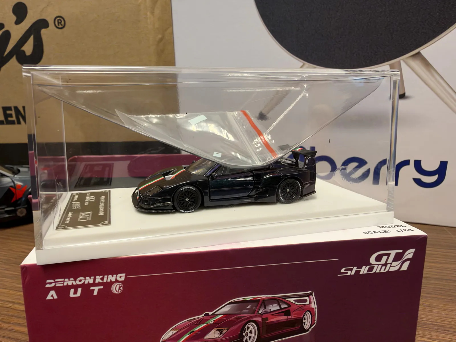 DKA-085 Ferrari F40 Diecast Model Araba 1/64 (1:64) – Akrilik Vitrinli