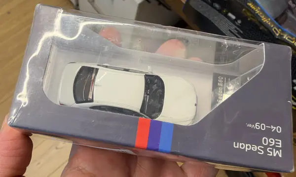 King Model BMW M5 Sedan E60 Diecast Model Araba 1/64 (1:64) – Beyaz, galeri fotoğrafı 2